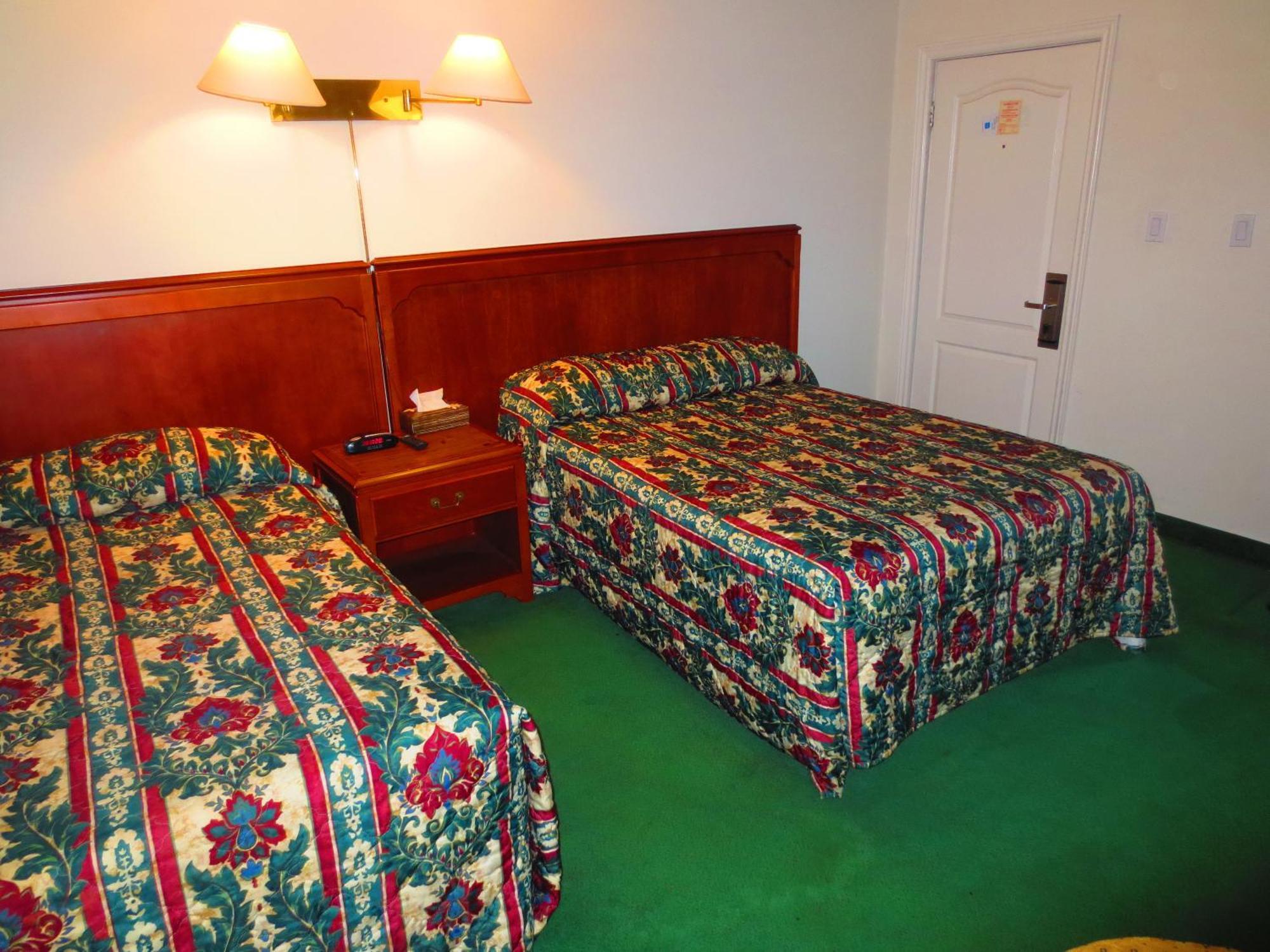 Canadiana Motel Hanover Bagian luar foto
