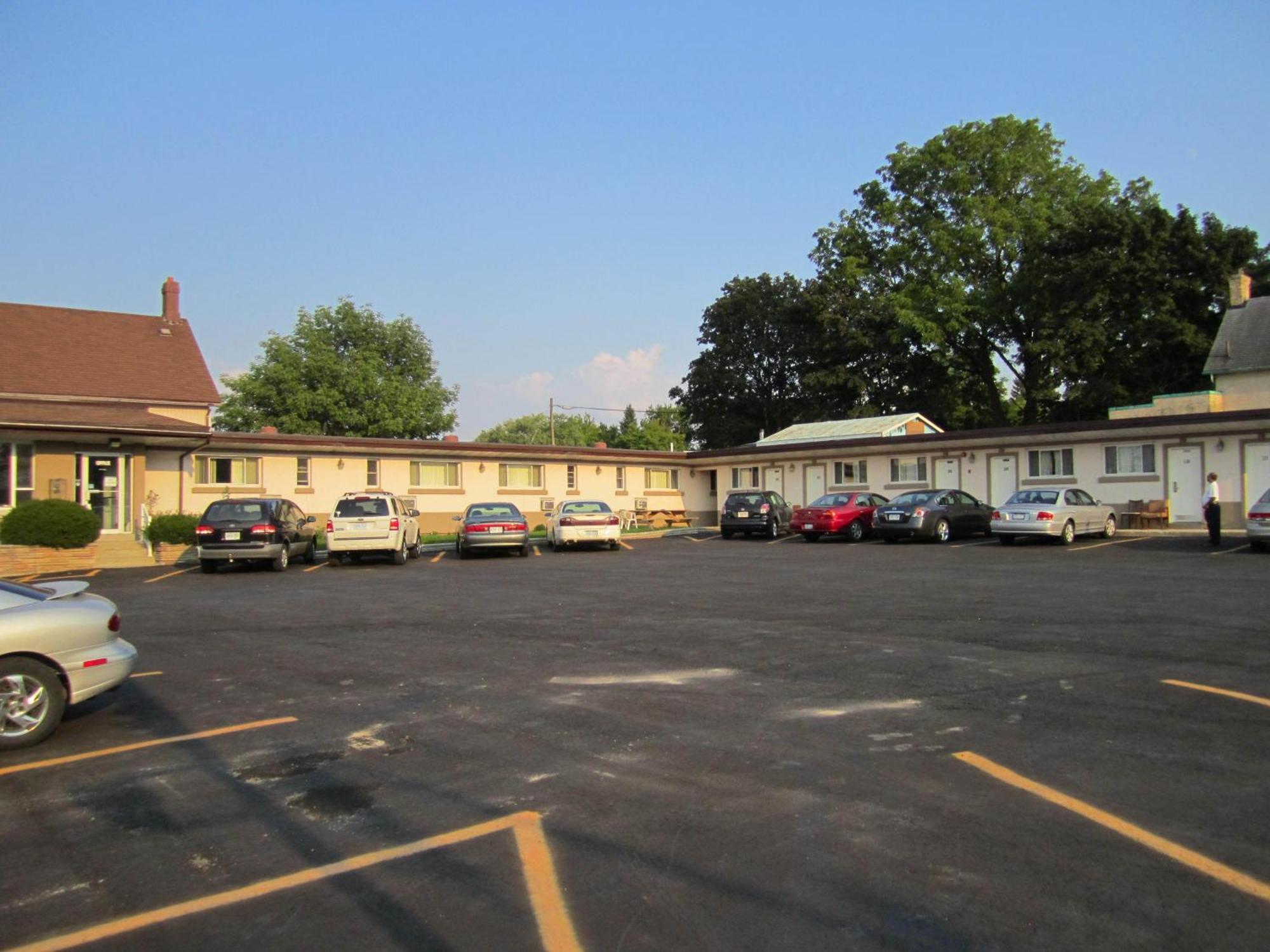 Canadiana Motel Hanover Bagian luar foto
