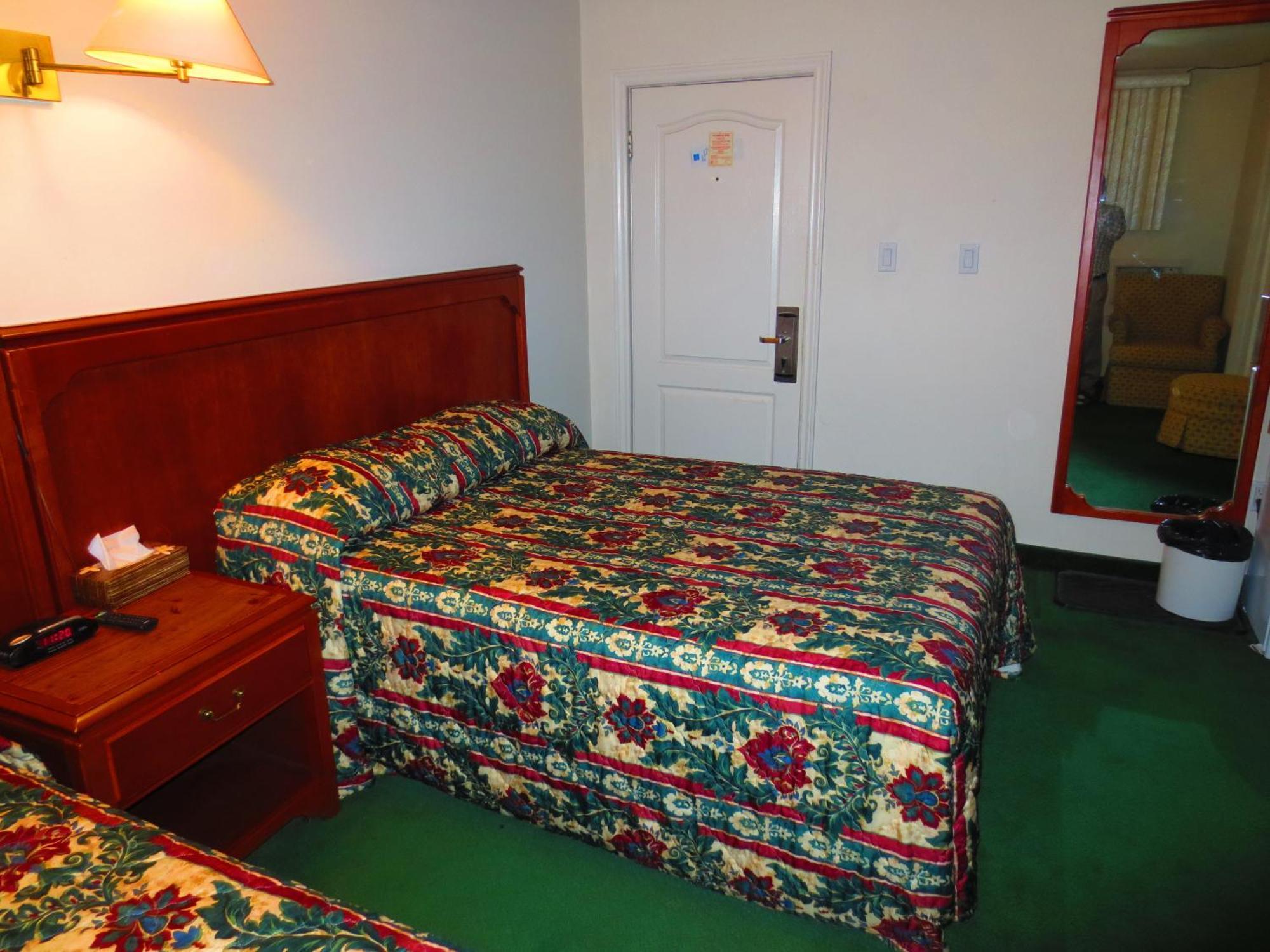 Canadiana Motel Hanover Bagian luar foto