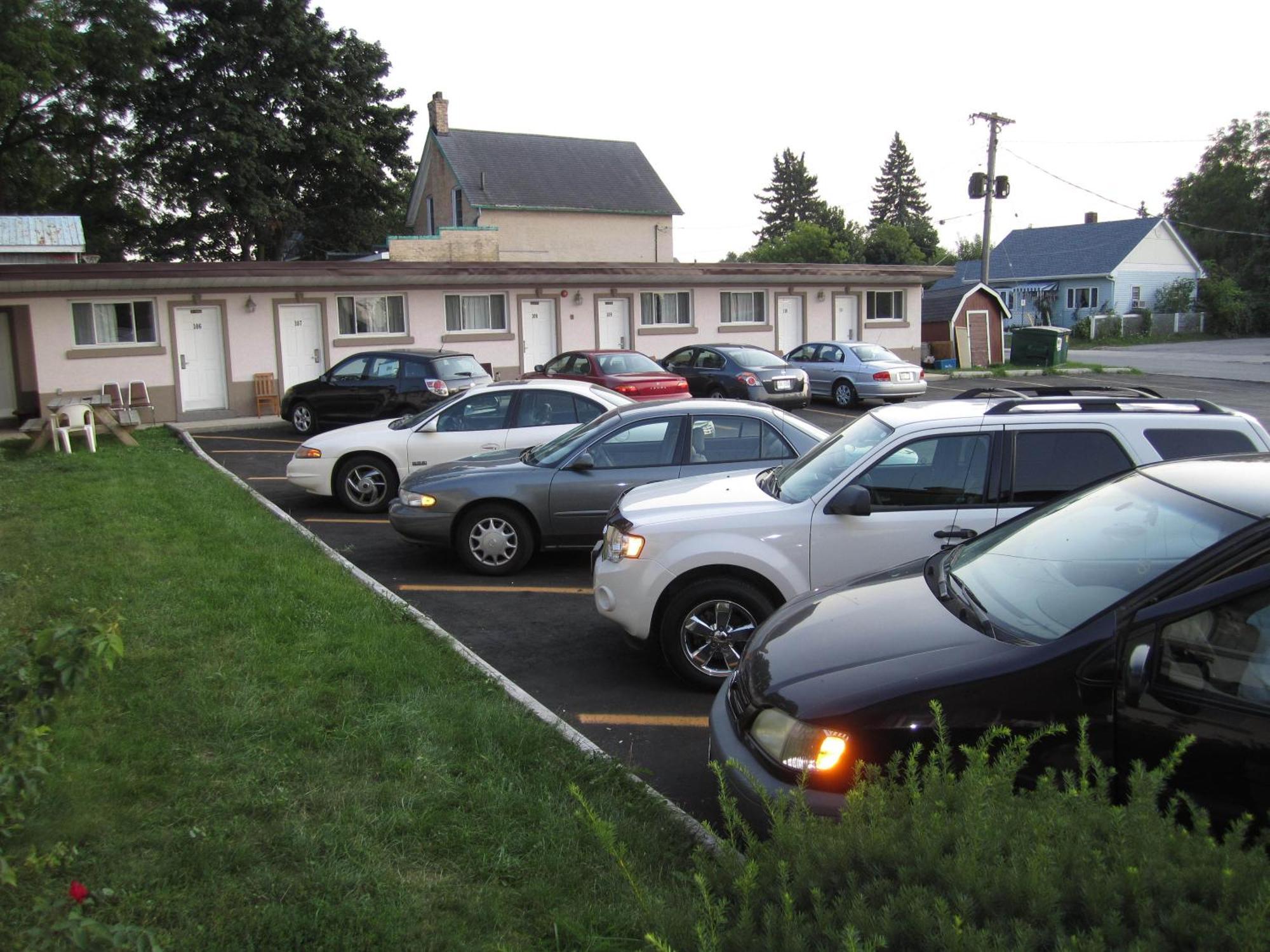 Canadiana Motel Hanover Bagian luar foto