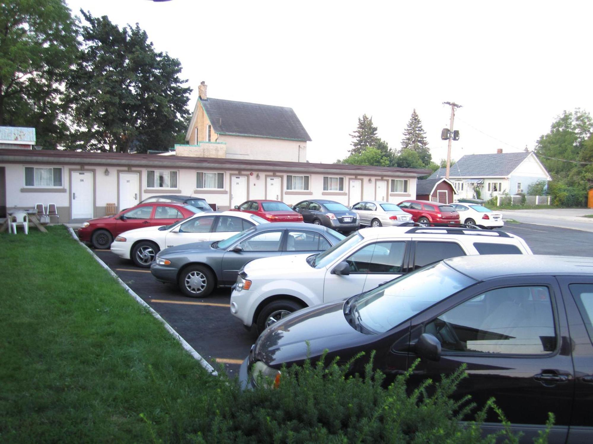 Canadiana Motel Hanover Bagian luar foto